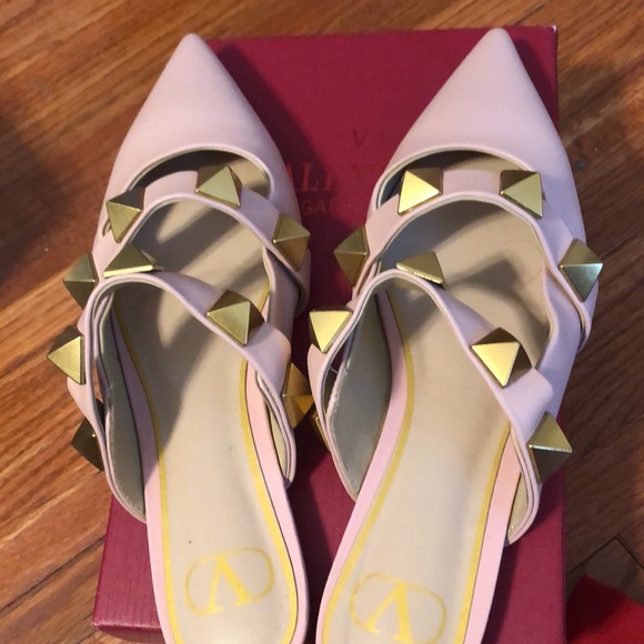 Inspired Roman studded pink pointy toe shoes. Comes with box and dust bag. - Picture 2 of 5